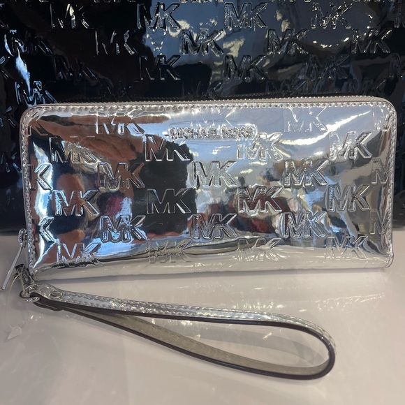 Michael Kors Handbags - MICHAEL KORS Jet Set Larg Patent Logo Debossed Continental Wallet Wristlet Phone